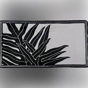 Black and White Leaf Design Serving Plate
